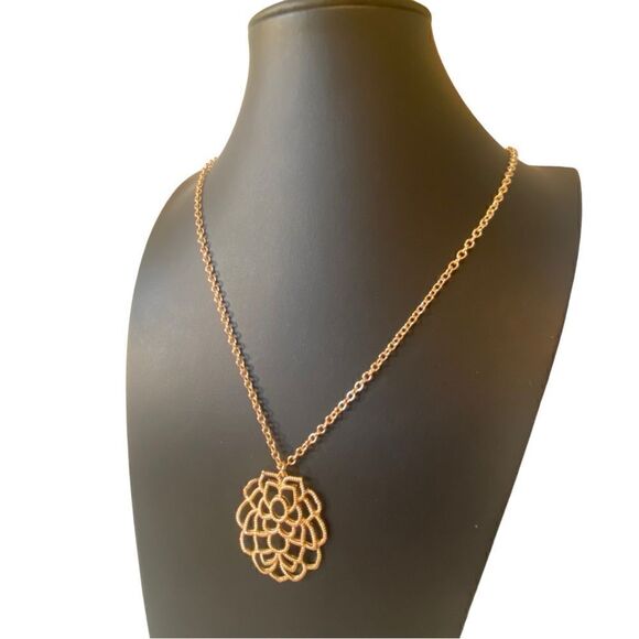 Avon Vintage Bright Gold Tone Pendant Statement Necklace. - Picture 3 of 6